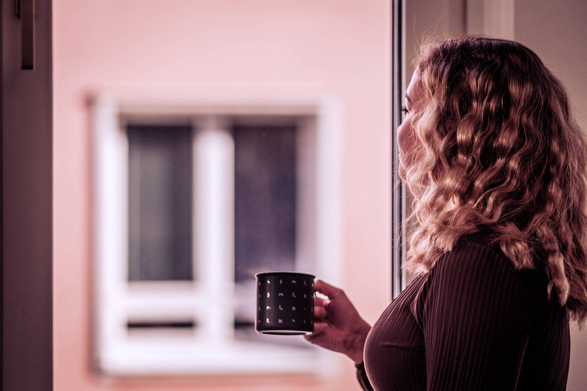 Loihde - Person having coffee at a window - DSCF2796 - 1920 x 1280
